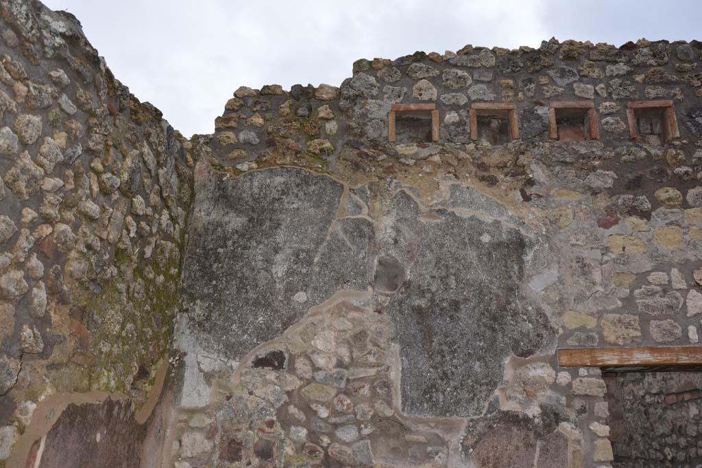 IX.5.18 Pompeii. March 2018. Detail from upper south wall in south-east corner of atrium/courtyard garden.    
Foto Annette Haug, ERC Grant 681269 DÉCOR.