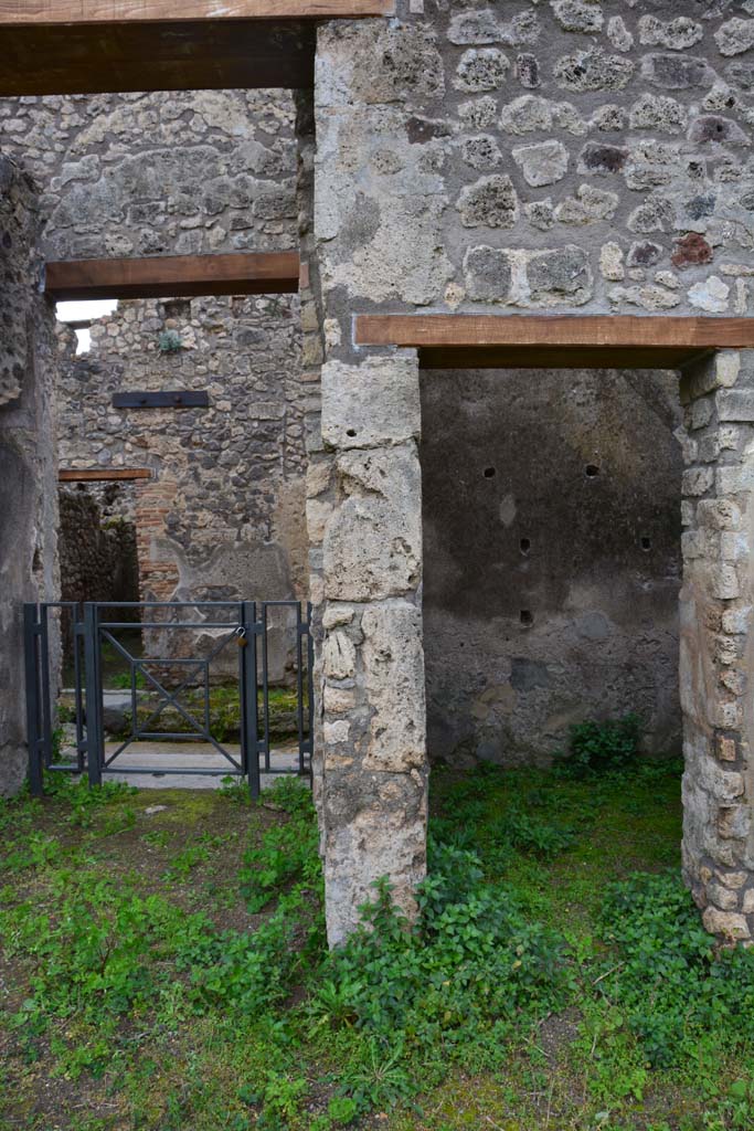 IX.5.18 Pompeii. March 2017. 
Room b, atrium, doorway to room c, on west side of entrance corridor.
Foto Christian Beck, ERC Grant 681269 DÉCOR.