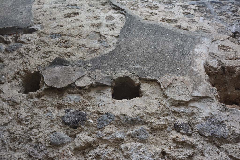 IX.5.18 Pompeii. May 2017. 
Room c, detail from upper north wall of remaining stucco above holes for support beams for an upper floor.
Foto Christian Beck, ERC Grant 681269 DÉCOR.