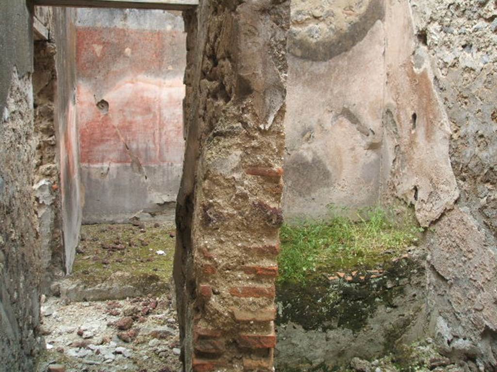 IX.5.18 Pompeii. May 2005. Room “c”, from the east looking west. The north side of room “c” is on the right, with masonry bench. 
Room “d” is at the rear on the left, past the entrance at IX.5.19.