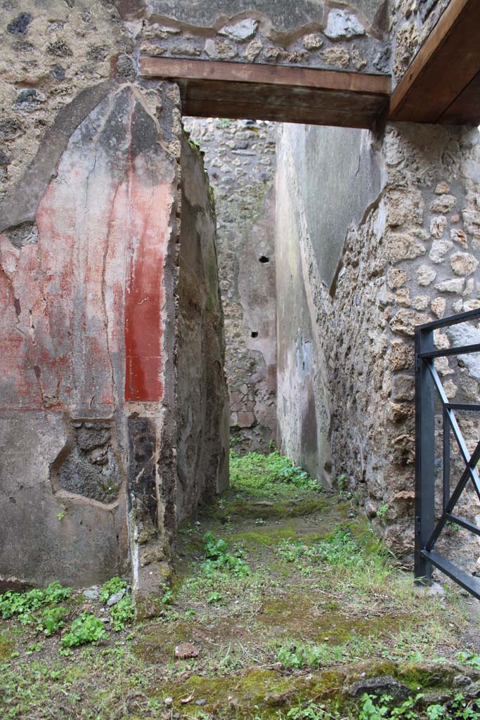 IX.5.18 Pompeii. May 2019. Room c, looking east, with line of stairs to upper floor on south wall.
On the right is the entrance doorway at IX.5.19.
Foto Christian Beck, ERC Grant 681269 DÉCOR.