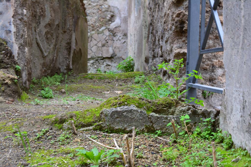 IX.5.18 Pompeii. March 2017. 
Room c, looking east towards remains of wall on west side of doorway at IX.5.19, (photo taken from room d).
Foto Christian Beck, ERC Grant 681269 DÉCOR.