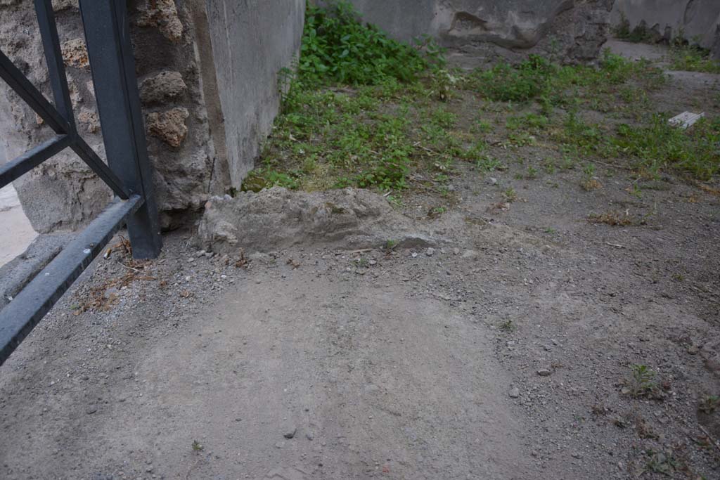IX.5.18 Pompeii. May 2017. Room c, looking west towards remains of wall on west side of doorway at IX.5.19.
Foto Christian Beck, ERC Grant 681269 DÉCOR.