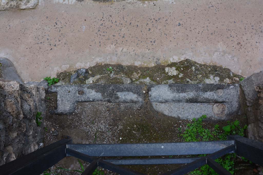 IX.5.18/19 Pompeii. March 2017. Room c, threshold of doorway at entrance at IX.5.19.
Foto Christian Beck, ERC Grant 681269 DÉCOR.