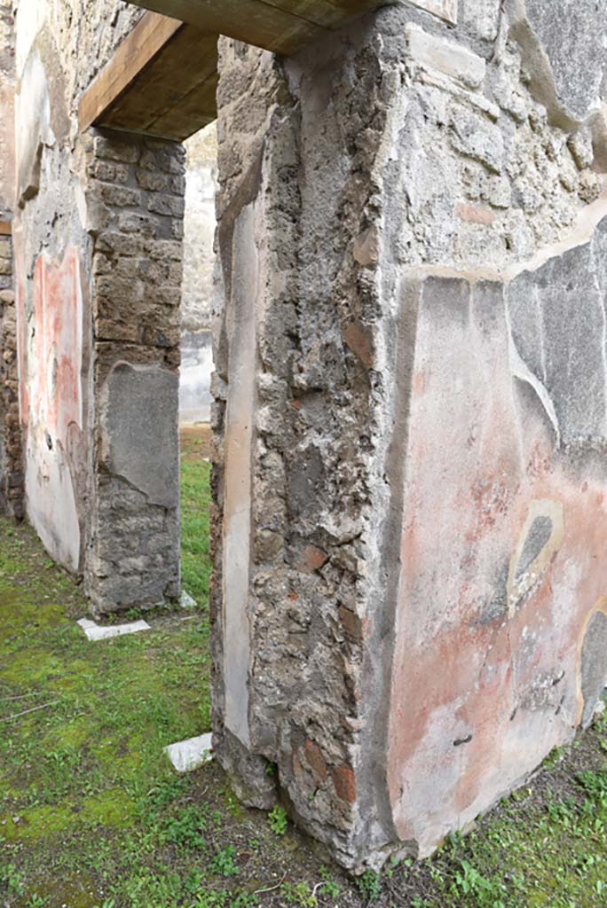 IX.5.18 Pompeii. March 2018. 
Room “d”, north side of entrance doorway from atrium “b”, looking west.
Foto Annette Haug, ERC Grant 681269 DÉCOR.