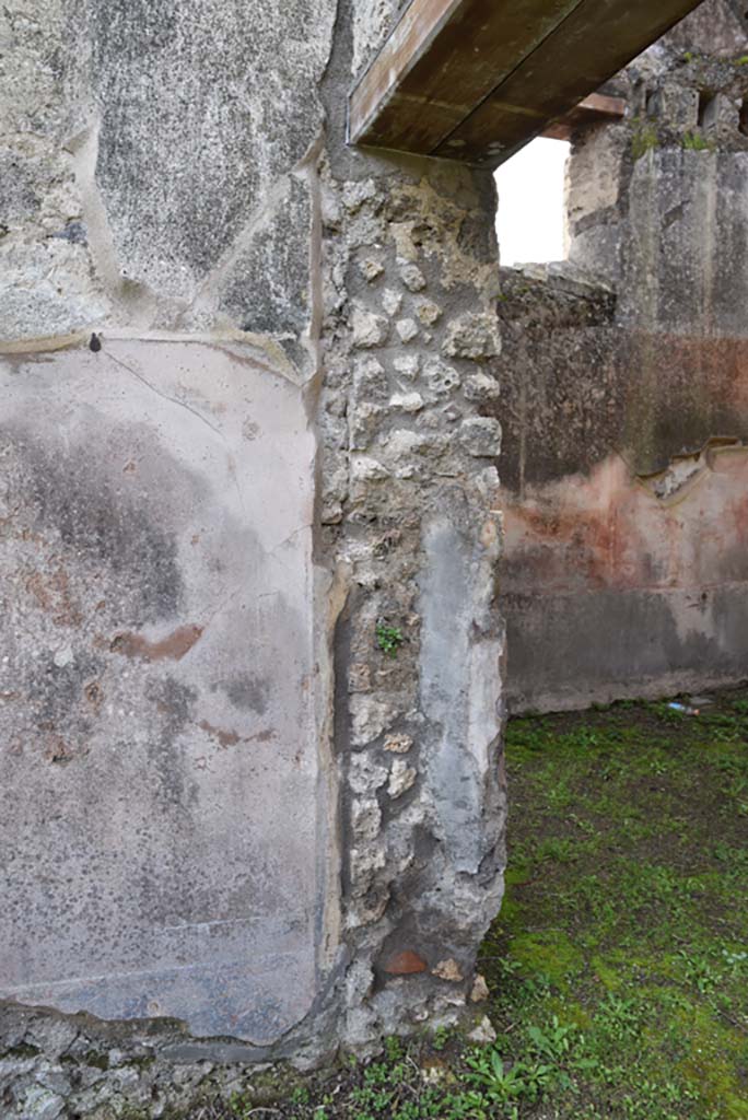 IX.5.18 Pompeii. March 2018. 
Room “d”, south side of entrance doorway from atrium “b”, looking south-west.
Foto Annette Haug, ERC Grant 681269 DÉCOR.