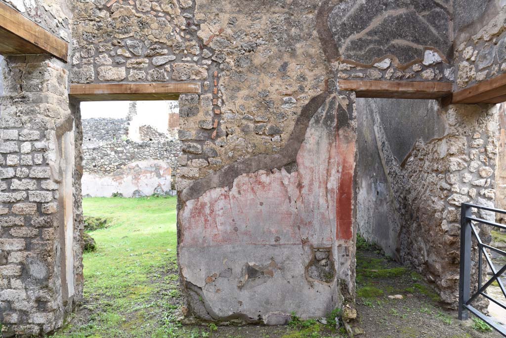 IX.5.18 Pompeii. March 2018. Room “d”, lower east wall between doorways to atrium “b”, on left, and to room “c”, on right.
The entrance doorway at IX.5.19 is on the extreme right.
Foto Annette Haug, ERC Grant 681269 DÉCOR.