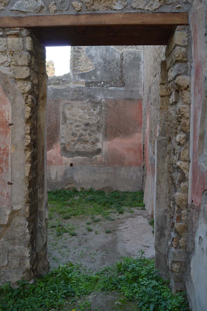 IX.5.18 Pompeii. October 2017. Looking west through doorway into room “e”, from room “d”. 
Foto Taylor Lauritsen, ERC Grant 681269 DÉCOR.