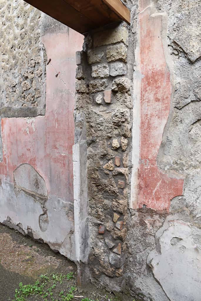 IX.5.18 Pompeii. March 2018. 
Room “d”, looking west towards north side of doorway into room “e”. 
 Foto Annette Haug, ERC Grant 681269 DÉCOR.