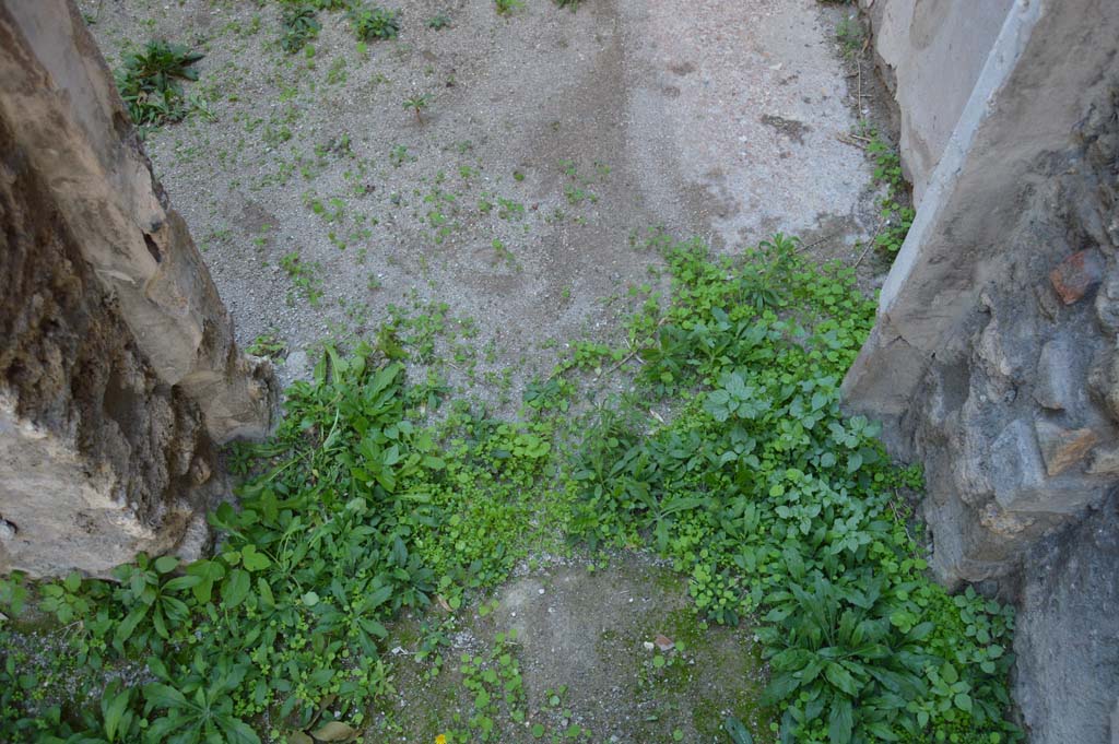 IX.5.18 Pompeii. October 2017. Looking west through doorway with detail of flooring, into room “e”, from room “d”. 
Foto Taylor Lauritsen, ERC Grant 681269 DÉCOR.