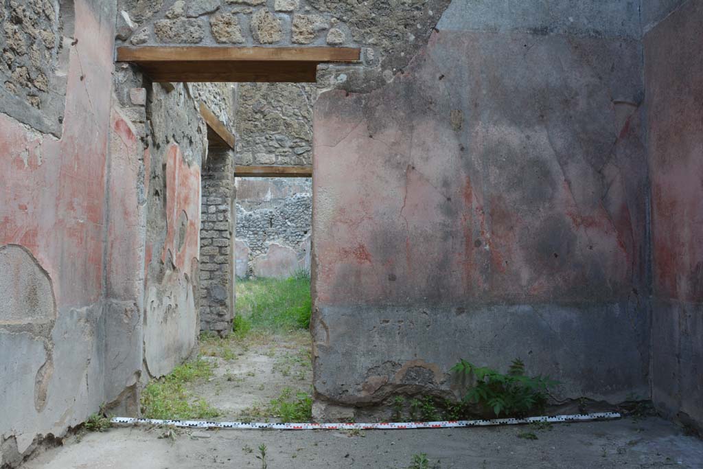 IX.5.18 Pompeii. May 2017. Room e, looking east through doorway into room d.
Foto Christian Beck, ERC Grant 681269 DÉCOR.