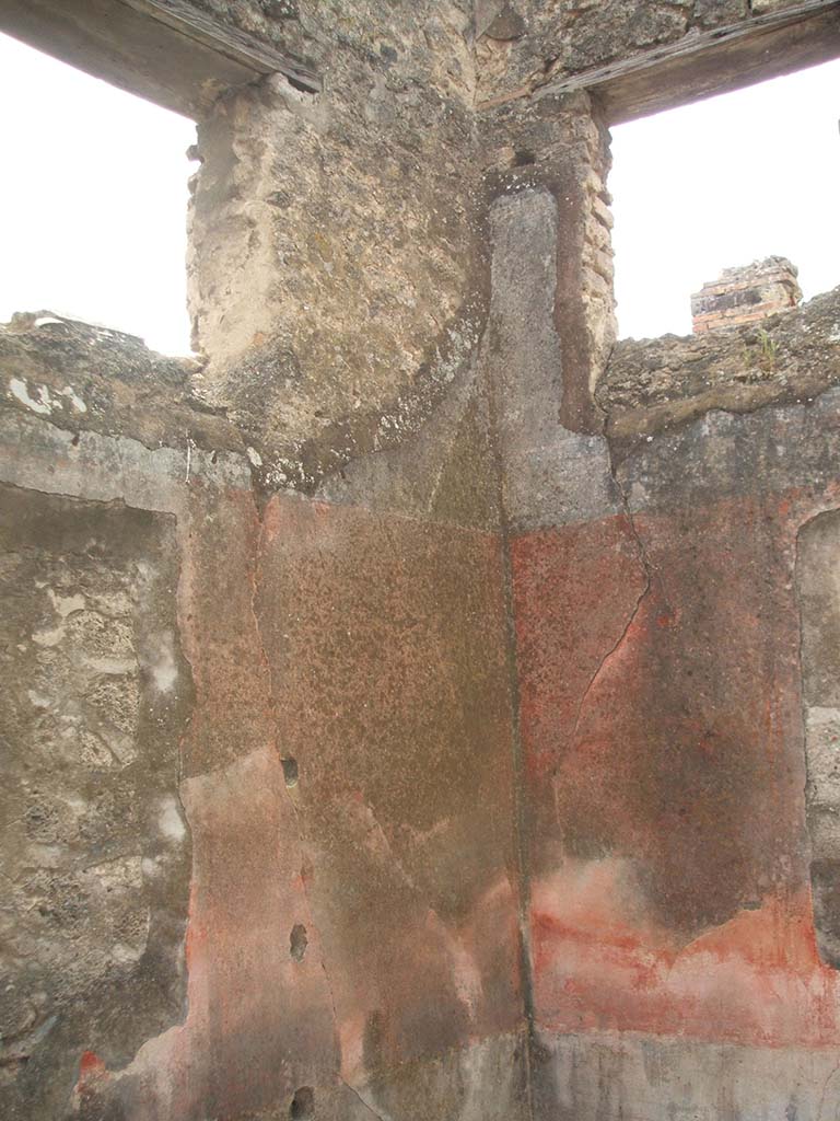 IX.5.18 Pompeii. May 2005. 
Room “e”, cubiculum, second room in south-west corner with two corner windows.