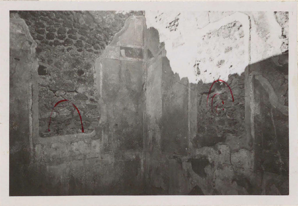 IX.5.18 Pompeii. Pre-1942. Room “e”, looking towards west wall where the painting of Medea was cut from, on left.
On right, the north wall where the painting of Paris and Helen was cut from.
See Warscher, T. 1942. Catalogo illustrato degli affreschi del Museo Nazionale di Napoli. Sala LXXIX. Vol.1. Rome, Swedish Institute.