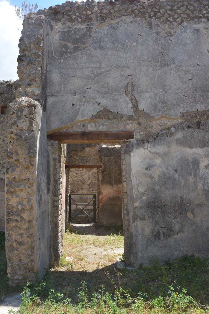 IX.5.18 Pompeii. May 2017. 
Room “f”, looking towards doorway in south wall at east end into room “d”.
Foto Christian Beck, ERC Grant 681269 DÉCOR.