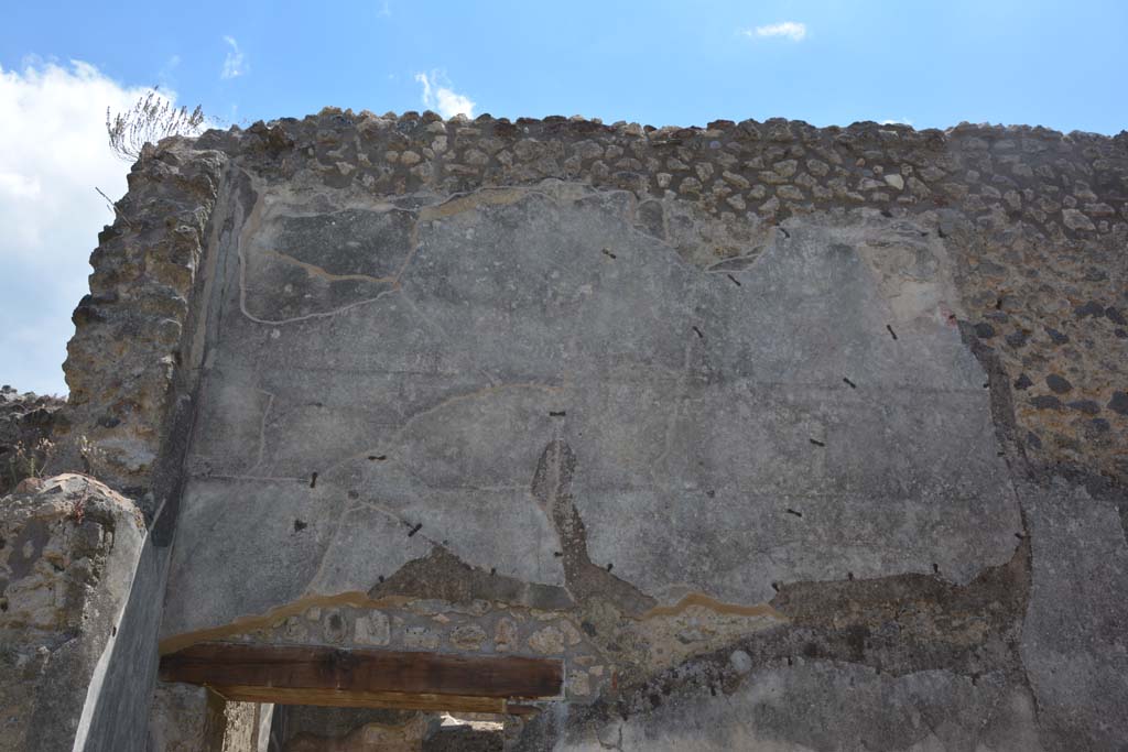 IX.5.18 Pompeii. May 2017. Room “f”, upper south wall above doorway at east end. 
Foto Christian Beck, ERC Grant 681269 DÉCOR.