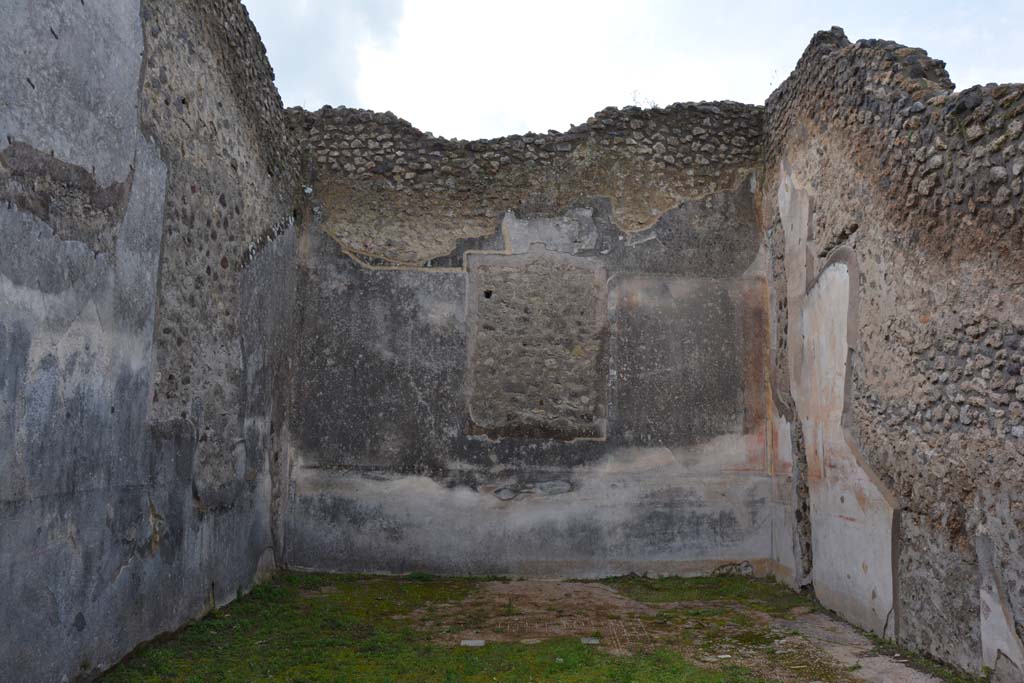 IX.5.18 Pompeii. March 2018. Room “f”, looking towards west end of triclinium. 
Foto Annette Haug, ERC Grant 681269 DÉCOR.