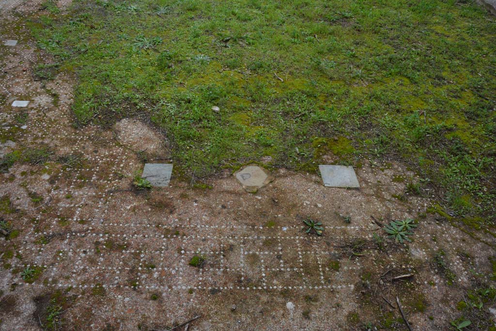 IX.5.18 Pompeii. March 2018. Triclinium “f”, looking east across flooring. 
Foto Annette Haug, ERC Grant 681269 DÉCOR.