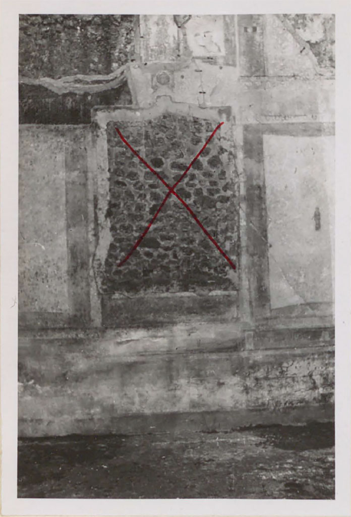IX.5.18 Pompeii. Pre-1942. Room “f”, detail of central panel of west wall of large triclinium/exedra. 
In the centre panel would have been the painting of Jason and Pelias.
See Warscher, T. 1942. Catalogo illustrato degli affreschi del Museo Nazionale di Napoli. Sala LXXIX. Vol.1. Rome, Swedish Institute.
