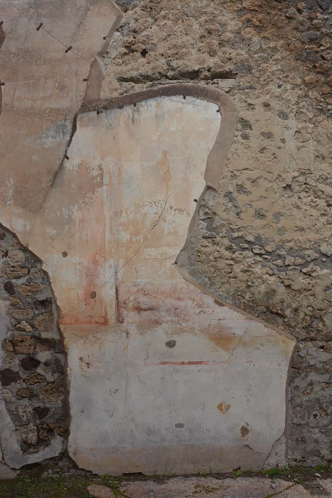 IX.5.18 Pompeii. March 2018. 
Triclinium “f”, detail of remaining painting on north wall towards west end. 
Foto Annette Haug, ERC Grant 681269 DÉCOR.