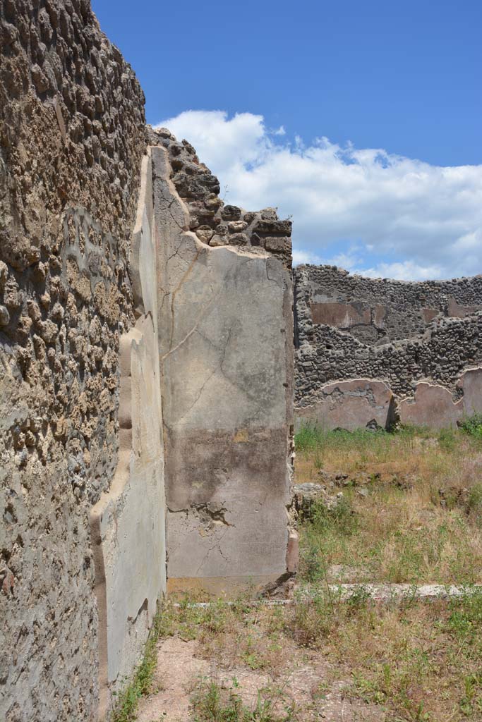 IX.5.18 Pompeii. May 2017. Room “f”, looking towards east wall in north-east corner.
Foto Christian Beck, ERC Grant 681269 DÉCOR.