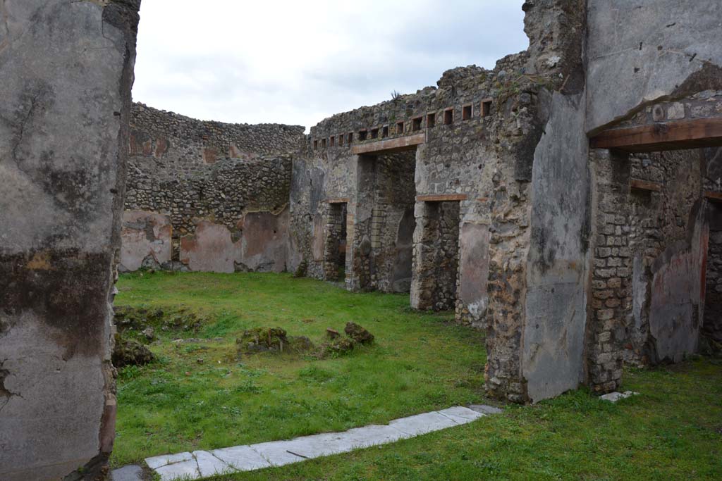 IX.5.18 Pompeii. March 2018. Triclinium “f”, looking south-east across threshold, across atrium “b” towards entrance doorway.
Foto Annette Haug, ERC Grant 681269 DÉCOR.
