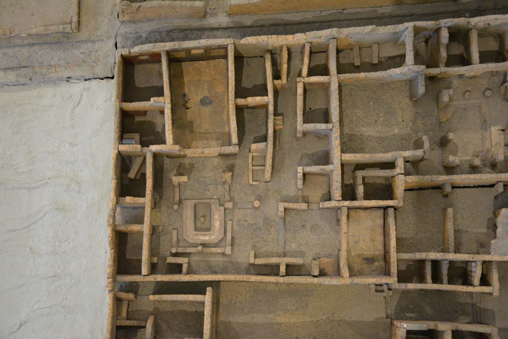 IX.5.18 Pompeii, in centre. July 2017. Overview of rooms and detail of atrium/garden area, with entrance at IX.5.18, on left. 
From cork model in Naples Archaeological Museum.
Foto Annette Haug, ERC Grant 681269 DÉCOR