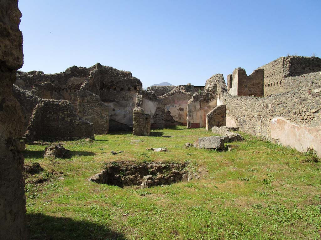 IX.5.18 Pompeii. April 2019. Looking north across atrium from entrance doorway. 
Photo courtesy of Rick Bauer.