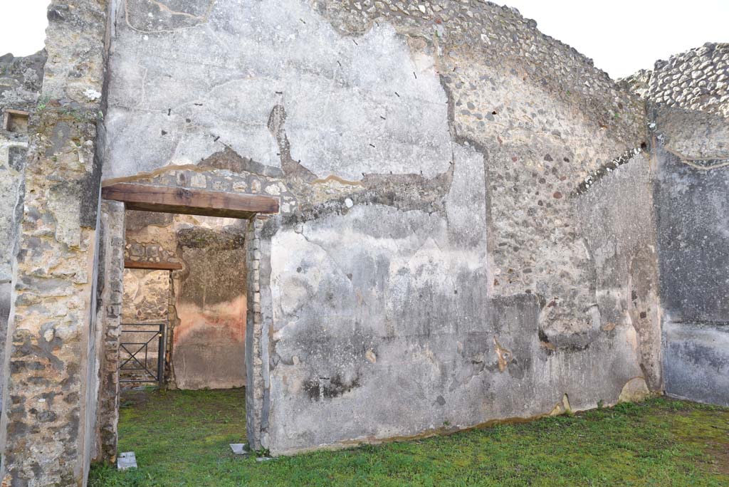 IX.5.18 Pompeii. March 2018. Room “f”, south wall of triclinium with doorway into room “d”.
Foto Annette Haug, ERC Grant 681269 DÉCOR