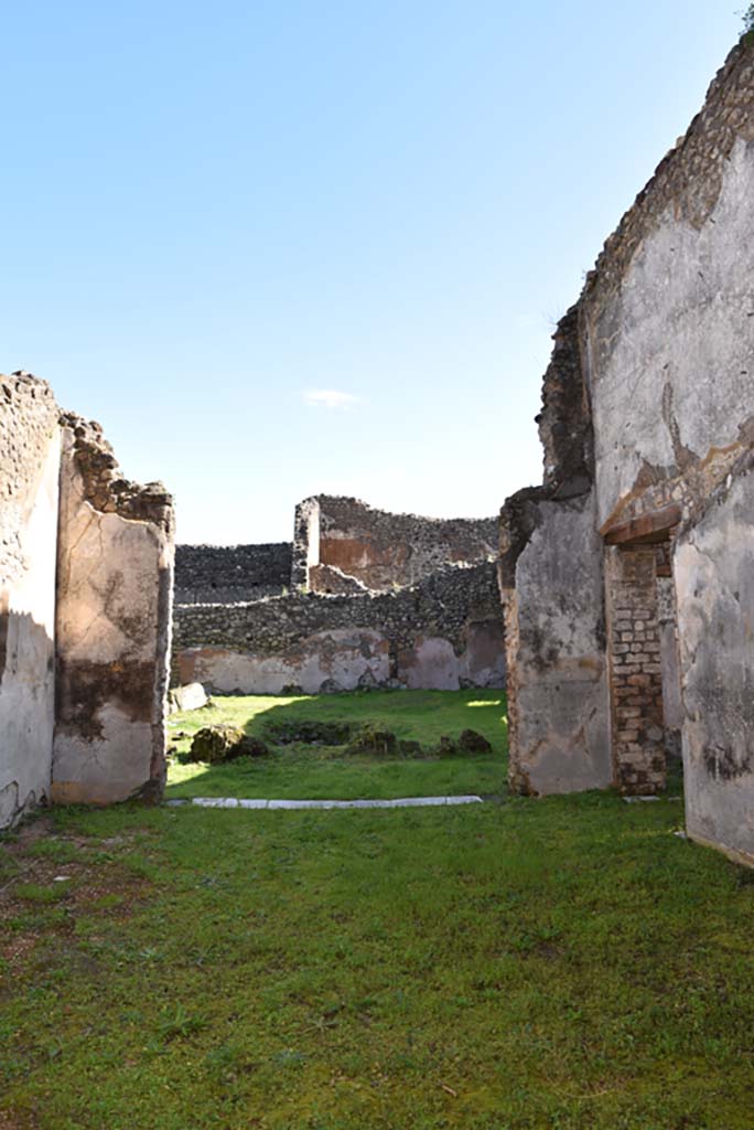 IX.5.18 Pompeii. March 2018. Triclinium “f”, looking east towards atrium/courtyard with pool.  
Foto Annette Haug, ERC Grant 681269 DÉCOR