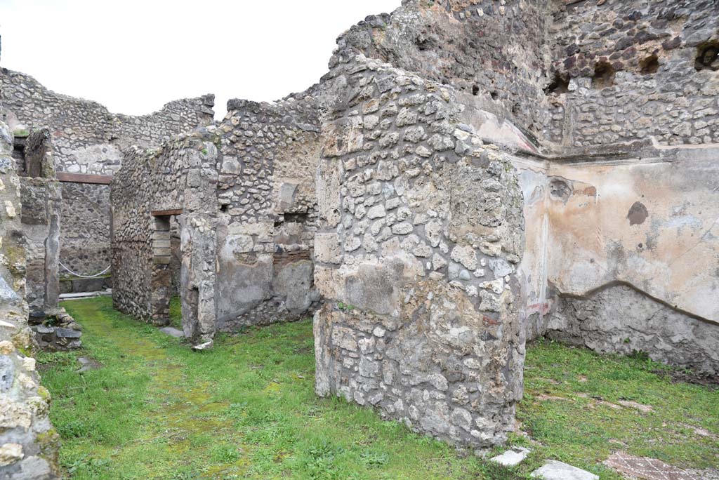 IX.5.18 Pompeii. March 2018. Corridor “q”, looking west along north wall, from doorway to room “p”, on right.
Foto Annette Haug, ERC Grant 681269 DÉCOR.