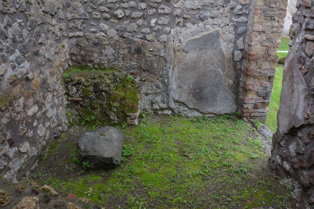 IX.5.18 Pompeii. March 2018. Room “h”, looking towards west end of kitchen/latrine, with doorway to atrium “b”, on right.  
Foto Annette Haug, ERC Grant 681269 DÉCOR.