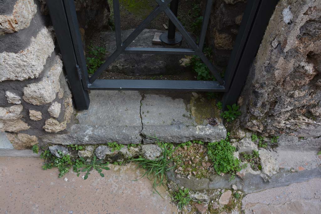IX.5.20 Pompeii. March 2018. Doorway threshold, looking east from Vicolo di Tesmo.
Foto Annette Haug, ERC Grant 681269 DÉCOR.