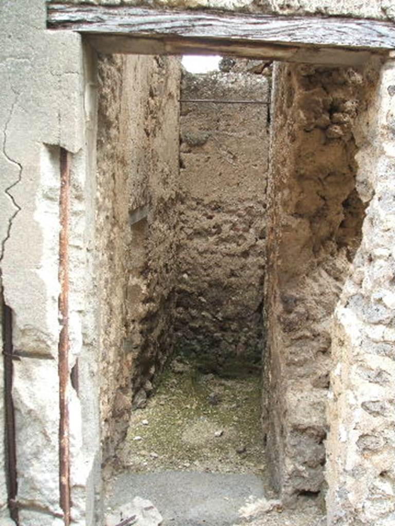 IX.5.20 Pompeii. May 2005. Room “v”, latrine, at rear of steps to upper floor.