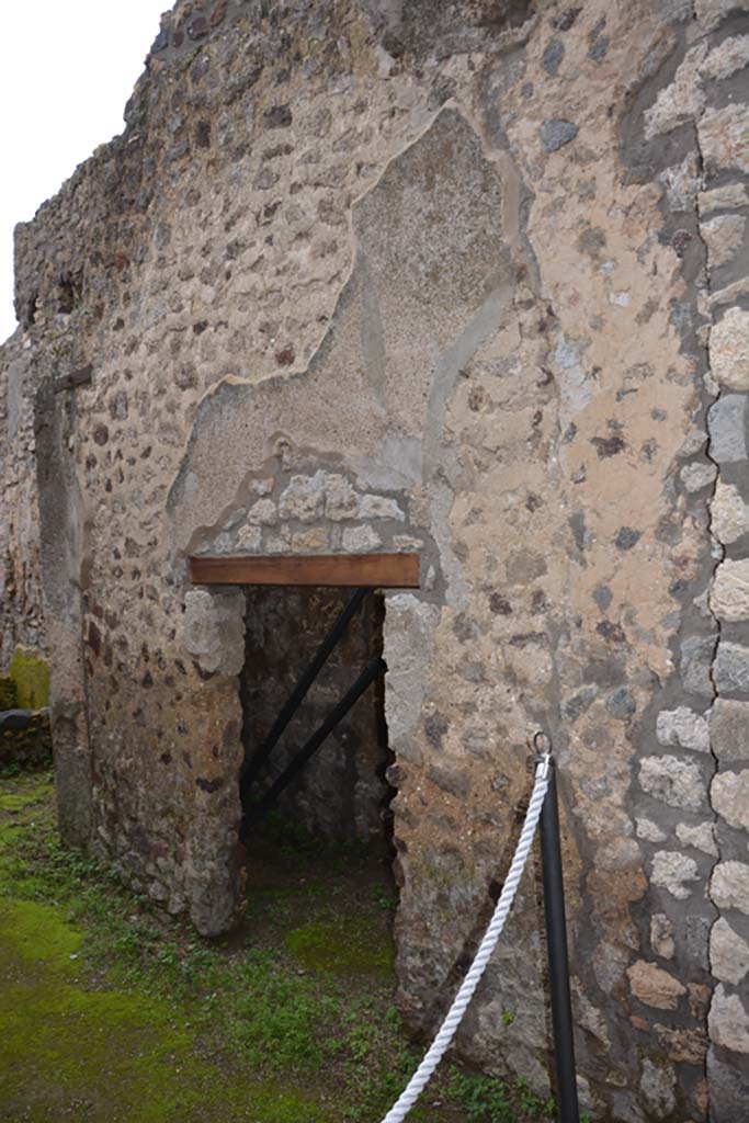 IX.5.21 Pompeii. March 2018. 
Corridor “q”, looking south-east towards doorway to room “v”, on south side of corridor.
Foto Annette Haug, ERC Grant 681269 DÉCOR
