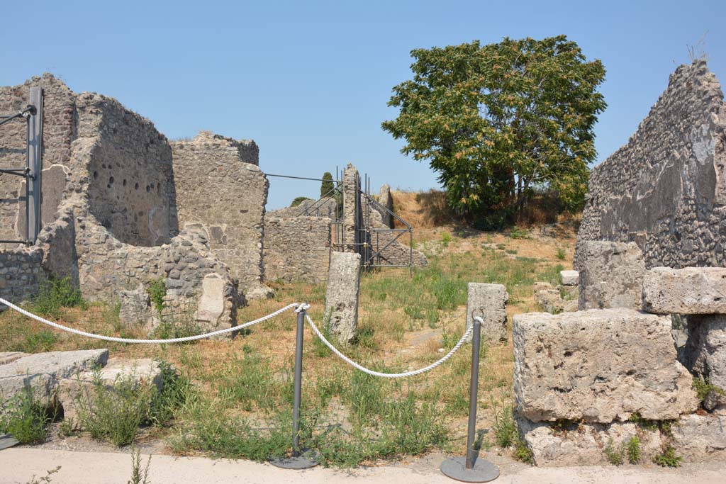 IX.6.4 Pompeii. July 2017. Looking east from entrance doorway on Vicolo di Tesmo.
Foto Annette Haug, ERC Grant 681269 DÉCOR.