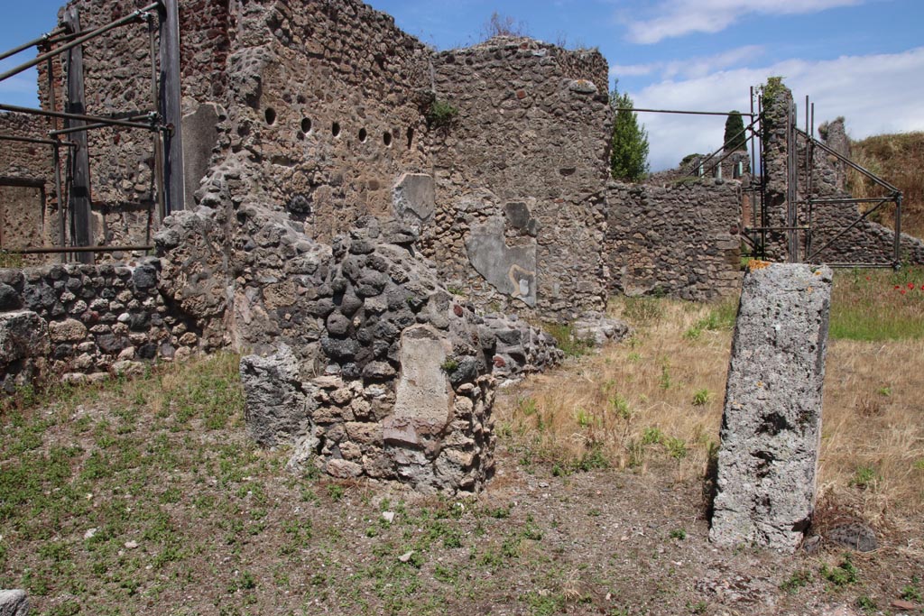 IX.6.4 Pompeii. May 2024. 
Looking across room “v” on north side of entrance corridor, towards north wall of room “w” and room “x” with niche in north wall. 
Photo courtesy of Klaus Heese.
