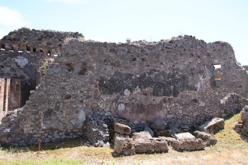 IX.6.4 Pompeii. May 2024. 
Looking towards south wall of atrium, possibly with area of room d’, centre left, with courtyard area b’ with collapsed wall, on left.
Photo courtesy of Klaus Heese.