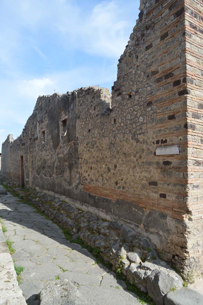 IX.6.6 Pompeii. March 2019. Looking east towards doorway from junction with Vicolo di Tesmo. 
Foto Taylor Lauritsen, ERC Grant 681269 DÉCOR.