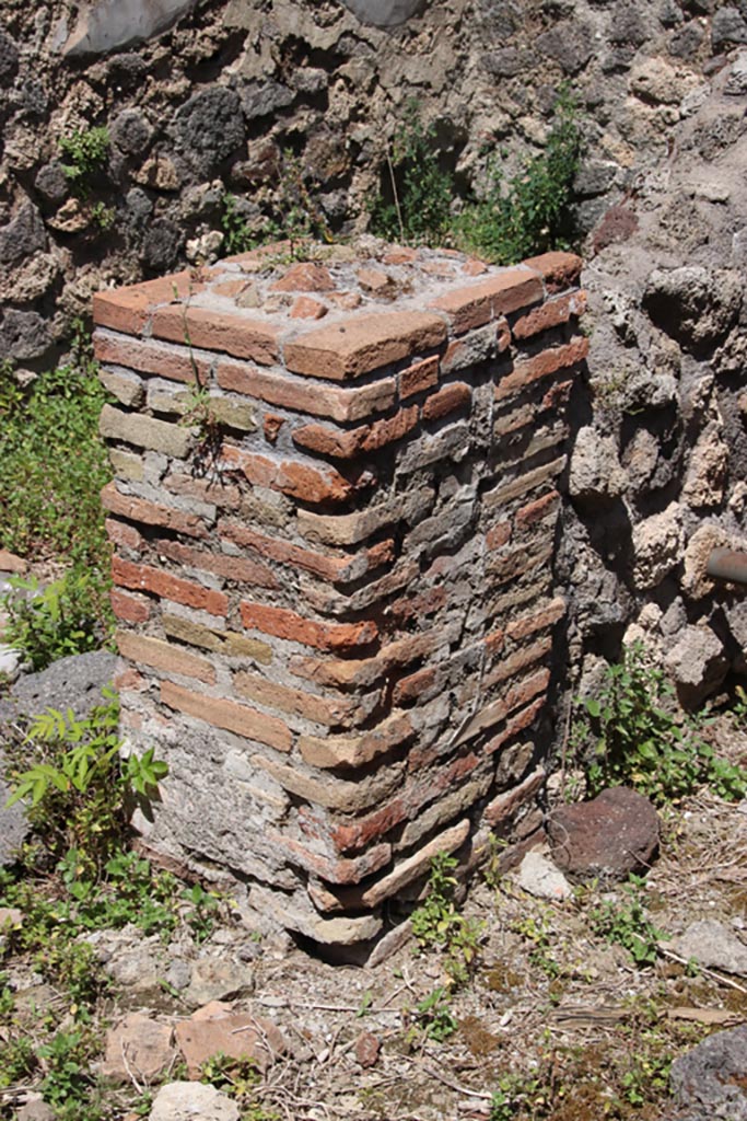 IX.6.7 Pompeii. May 2024. 
Pilaster on east side of kitchen between room “q”, on left, and small room or storeroom room “r”, on right.
Photo courtesy of Klaus Heese.