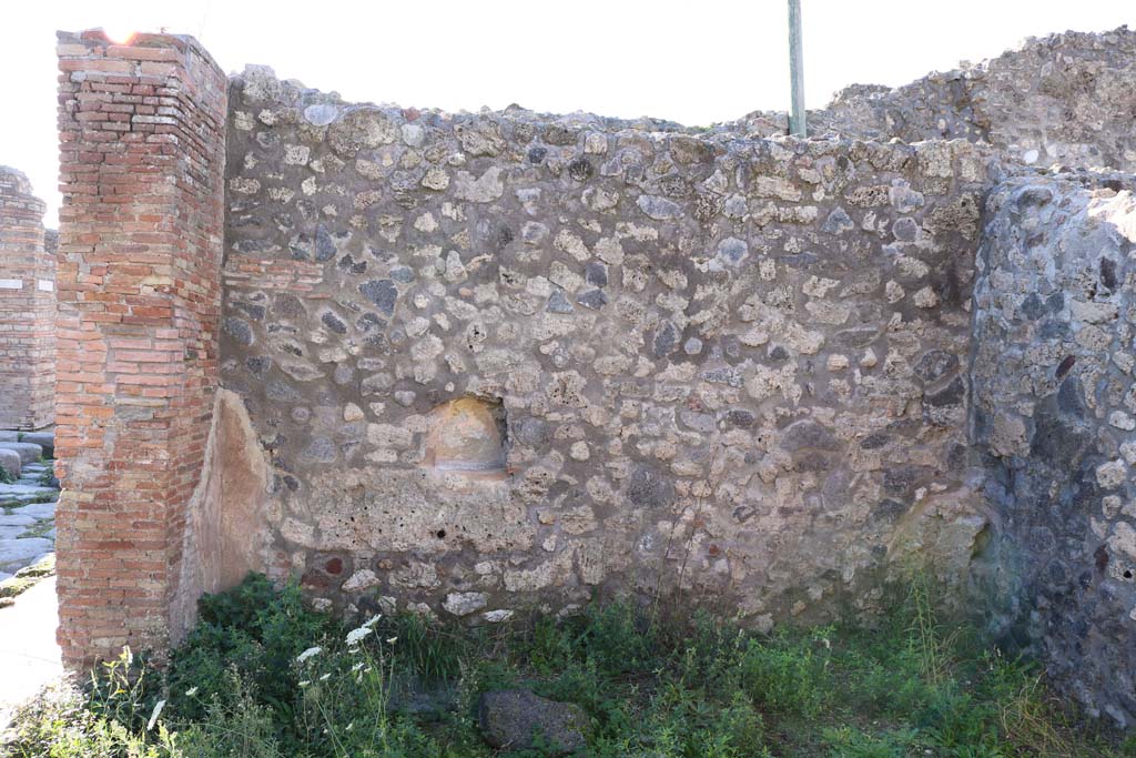 IX.6.c Pompeii. December 2018. Looking towards west wall of shop, with niche. Photo courtesy of Aude Durand.