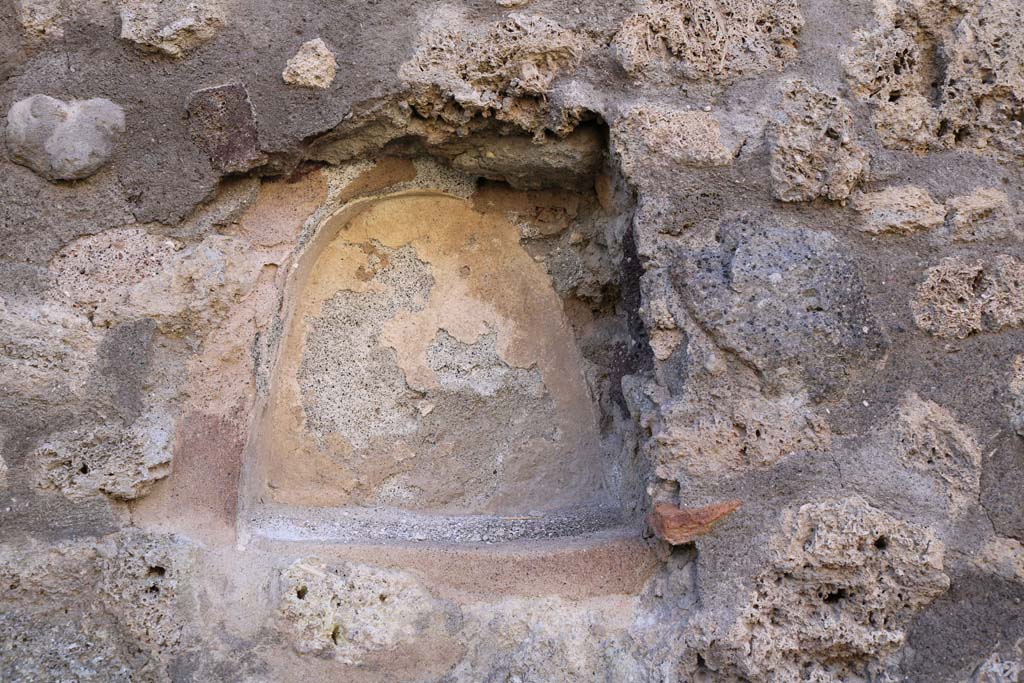 IX.6.c Pompeii. December 2018. Niche set into west wall of shop. Photo courtesy of Aude Durand.