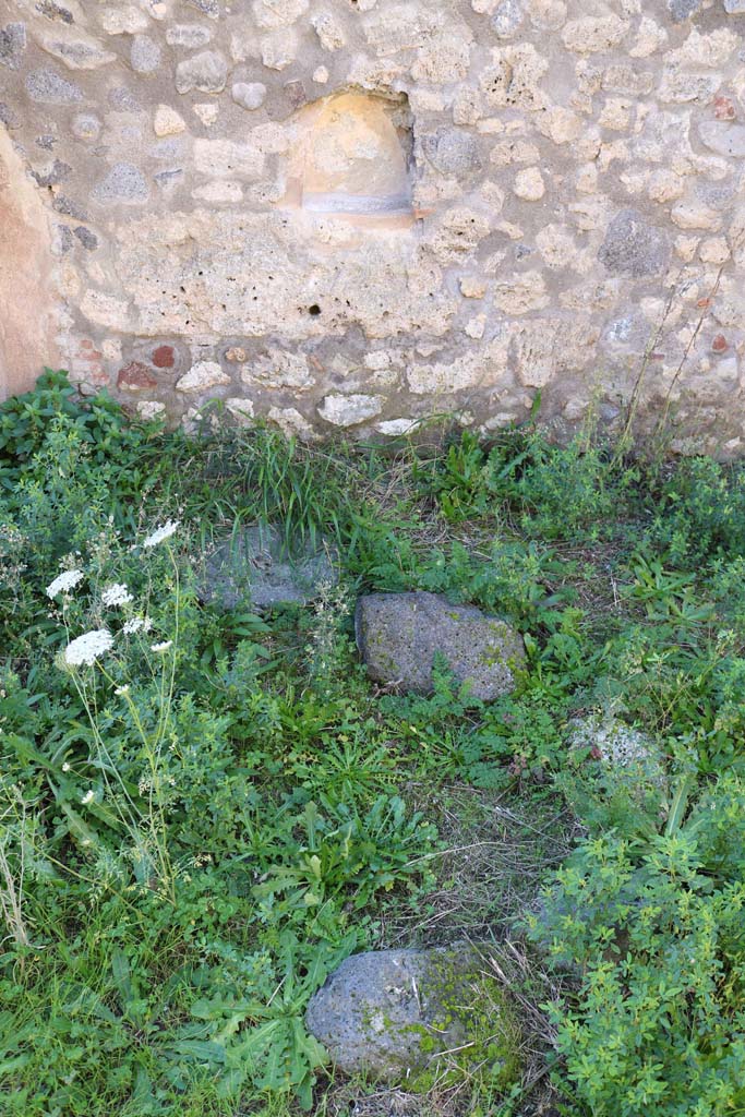 IX.6.c Pompeii. December 2018. 
Looking west towards niche, cistern mouth and structure in floor. Photo courtesy of Aude Durand.