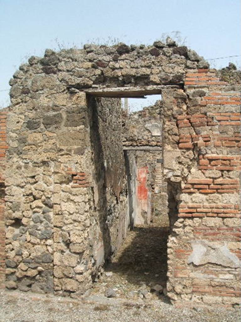 IX.6.d Pompeii. May 2005. Entrance doorway, looking north.