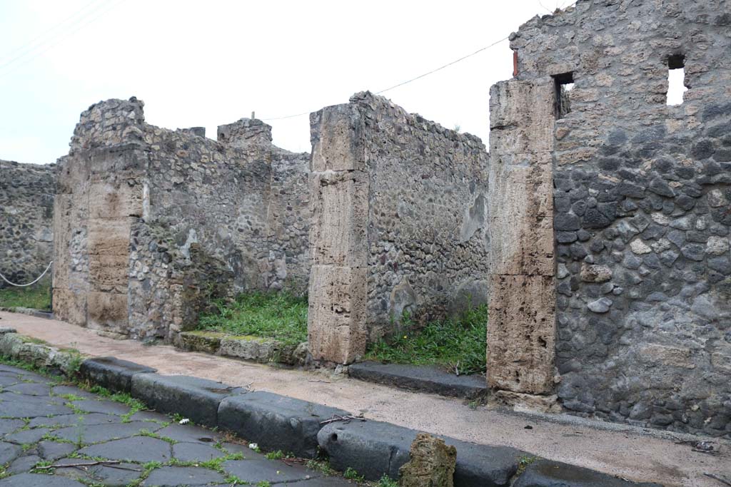 IX.6.f Pompeii, on left, and IX.6.g, on right. December 2018. 
Looking west along north side of roadway. Photo courtesy of Aude Durand.