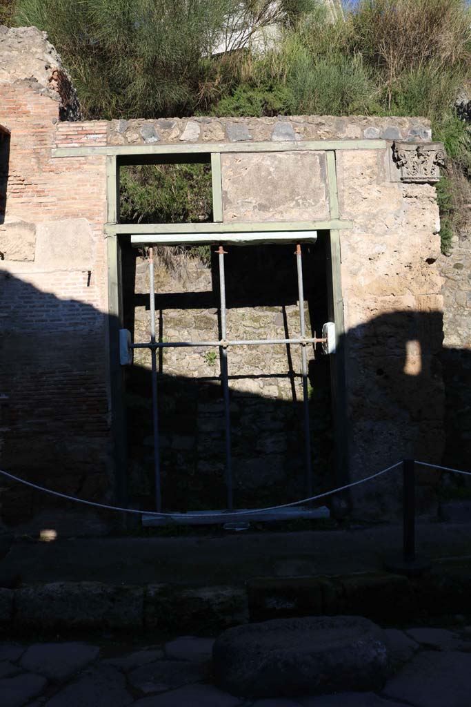 IX.7.4 Pompeii. December 2018. 
Looking north to entrance doorway. Photo courtesy of Aude Durand.
