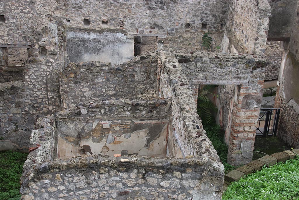 IX.7.16 Pompeii. October 2024. Looking west from Casina dell’Aquila, with room “c” (lower centre).
At its rear is room 3, leading into kitchen “d” on left, with doorway to triclinium “b” on right next to entrance doorway.
Photo courtesy of Klaus Heese.
