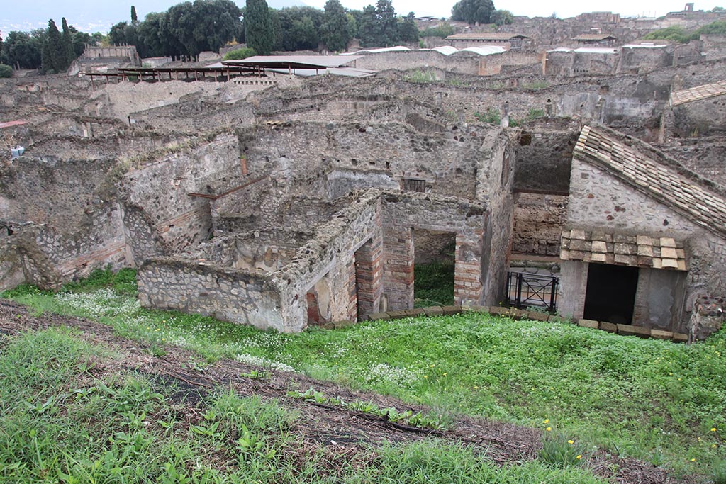 IX.7.16 Pompeii. October 2024. 
Looking south-west from Casina dell’Aquila across atrium 2, lower right, towards doorways to rooms “c” and 3, on south side.
On the west side of the atrium 2, are doorways to rooms “b”, entrance corridor 1, and room “a”, centre right. Photo courtesy of Klaus Heese.
