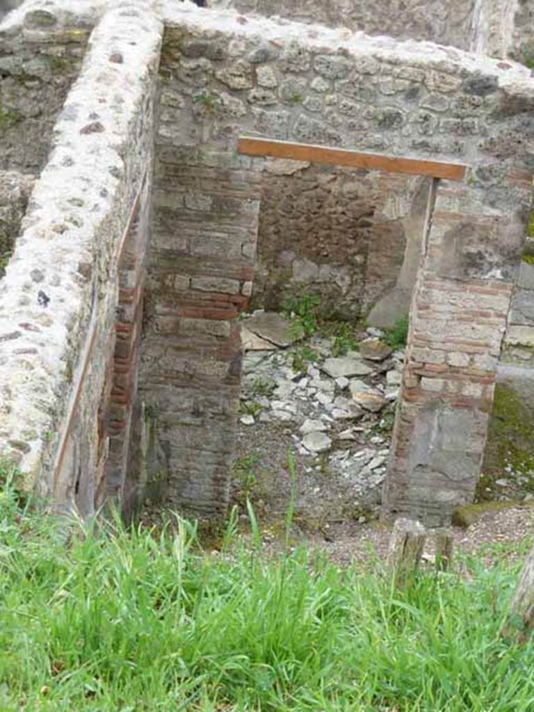IX.7.16 Pompeii. May 2010. Doorway to triclinium “b”, on south side of entrance.
Found on the east wall of the triclinium, according to Schefold was Bellerophon and Pegasus. 
According to Peters (1963), in situ practically nothing remained of the painting.
See Schefold, K., 1957. Die Wande Pompejis. Berlin: De Gruyter. (p.269)