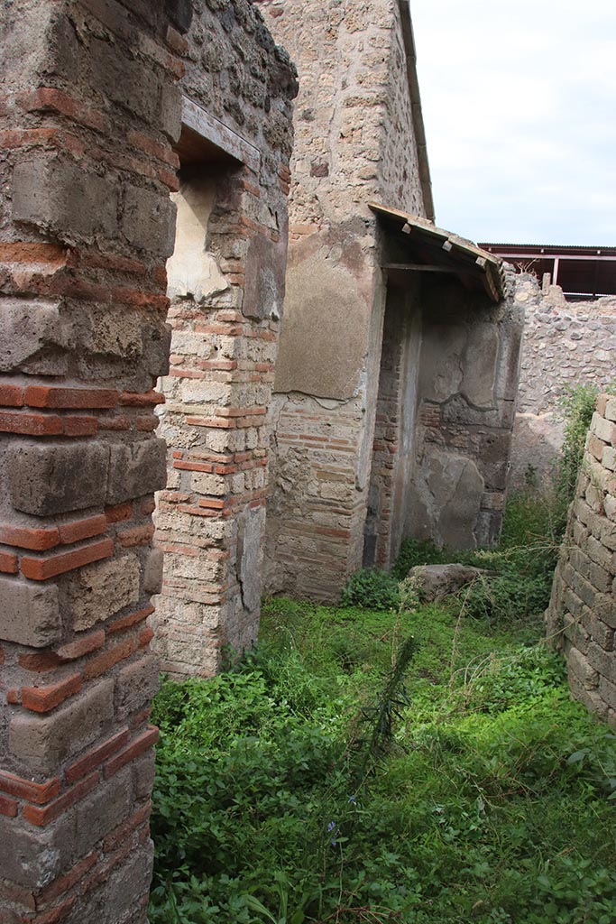 IX.7.16 Pompeii. October 2024. 
Looking north through doorway from room 3, across atrium 2. Photo courtesy of Klaus Heese.