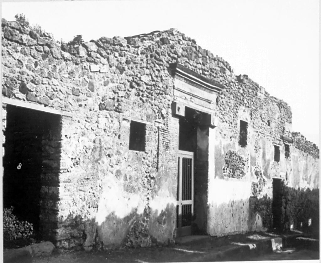 IX.7.17 Pompeii, on left, IX.7.16, in centre, together with IX.7.15, on right. Looking south along east side of Vicolo di Tesmo, 1972.
DAIR 72.3583. Photo © Deutsches Archäologisches Institut, Abteilung Rom, Arkiv.